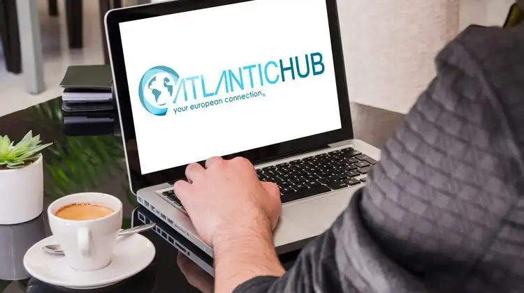 Homem acessa site da Atlantic Hub