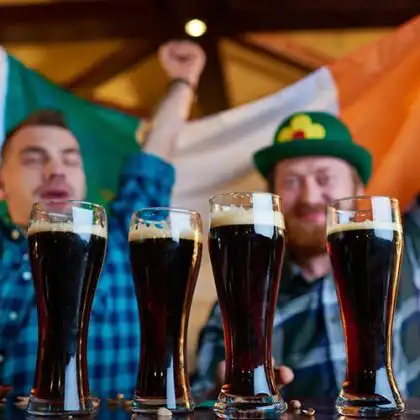 Brasileiro e Irlandês com cervejas