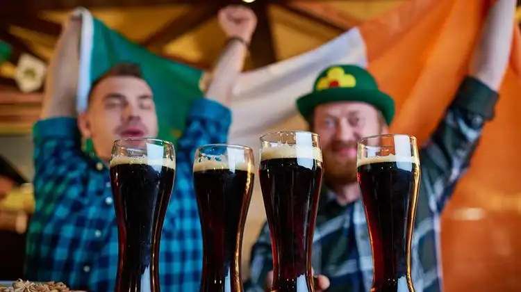 Brasileiro e Irlandês com cervejas