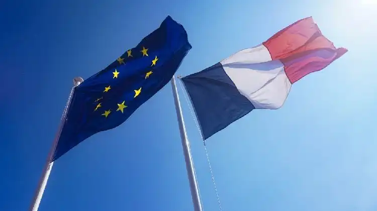 Bandeiras da União Europeia e França