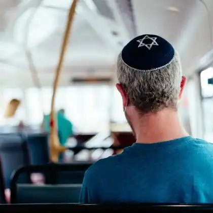 Caso Abramovich: homem judeu usando chapéu tradicional em ônibus na cidade