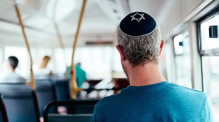 Caso Abramovich: homem judeu usando chapéu tradicional em ônibus na cidade