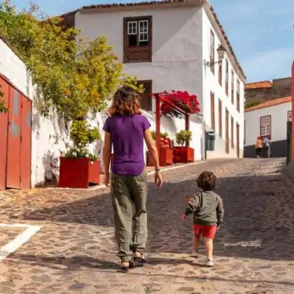 Mulher com criança que tem a cidadania espanhola para filhos