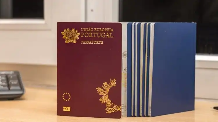 Passaporte com cidadania portuguesa por tempo de residência