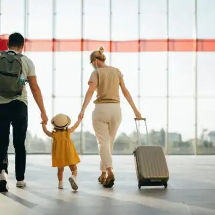Pais e filha no saguão do aeroporto
