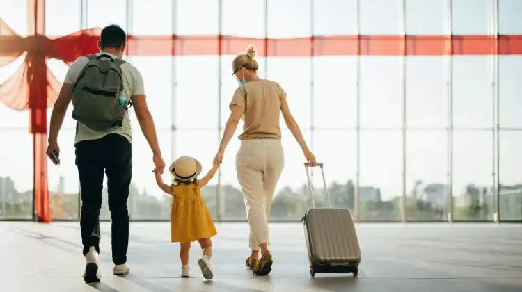 Pais e filha no saguão do aeroporto