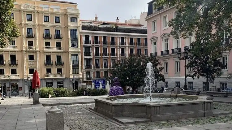 Praça no centro de Madrid