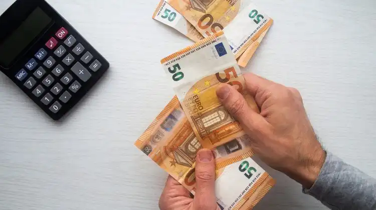 Notas de 50 euros nas mãos