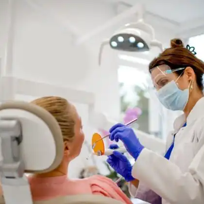 Mulher trabalhando como dentista na Itália.