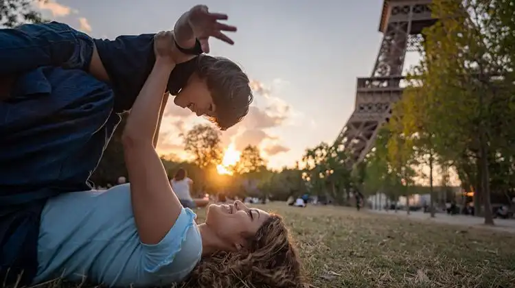 Mãe e filho celebram o dia das mães na França