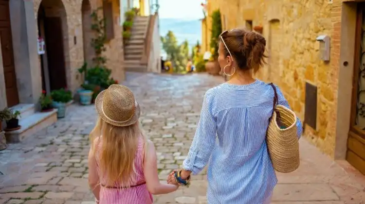 Mãe e filha durante Dia das mães na Itália