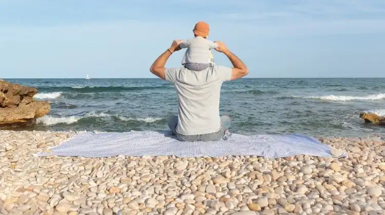 Pai e filho passam o dia dos pais na Espanha numa praia