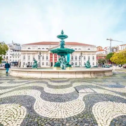 Praça em Portugal com o mesmo desenho do calçadão de Copacabana