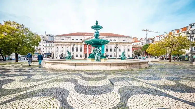 Praça em Portugal com o mesmo desenho do calçadão de Copacabana
