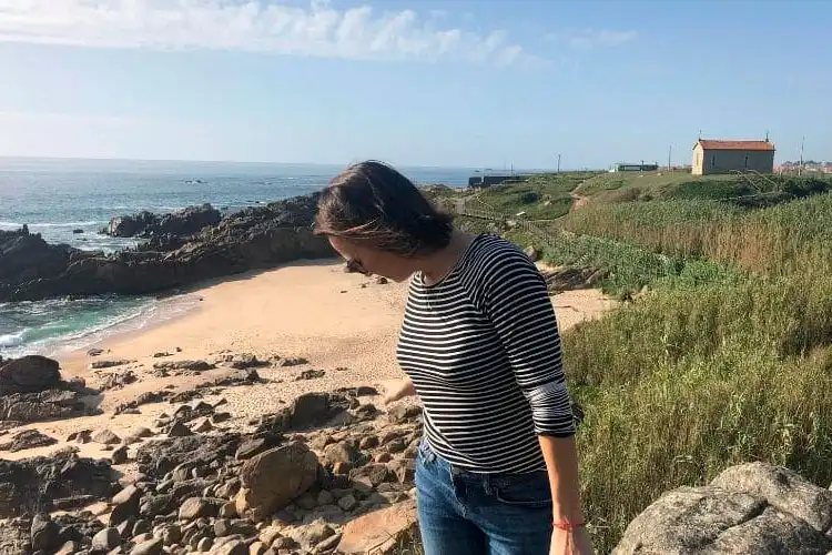 Mulher que mora em Aveiro na praia da região