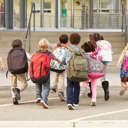 Crianças do ensino fundamental nas escolas na Espanha.