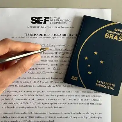 Formulário do Estatuto de Igualdade de Direitos junto de passaporte brasileiro e cartão de cidadão