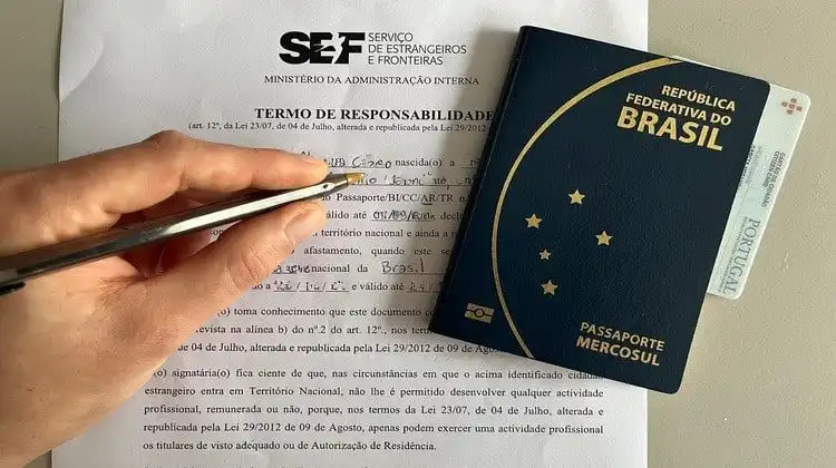Formulário do Estatuto de Igualdade de Direitos junto de passaporte brasileiro e cartão de cidadão