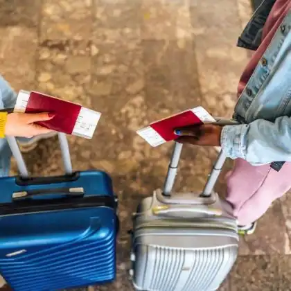 Mulheres com bagagem e passaporte na mão