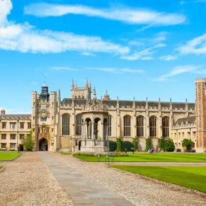 Entrada da Universidade de Cambridge, na Inglaterra.