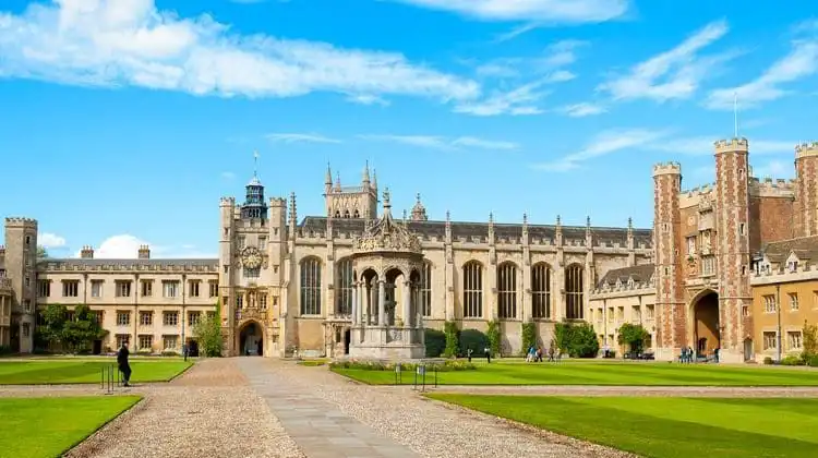 Entrada da Universidade de Cambridge, na Inglaterra.