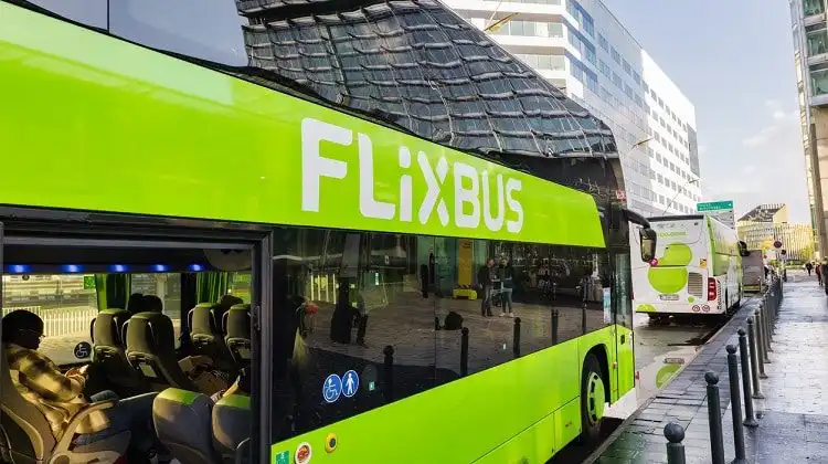 Ônibus da flixbus aberto, com pessoas dentro.