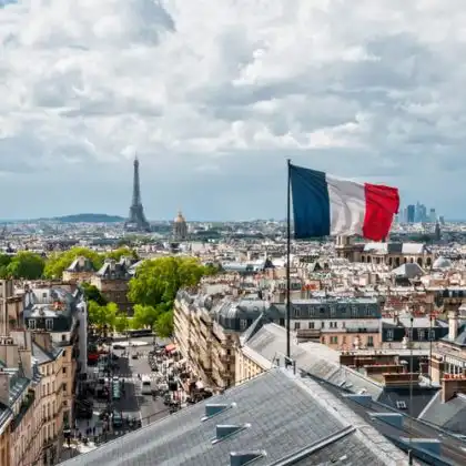 Bandeira da França e Torre Eiffel em Paris