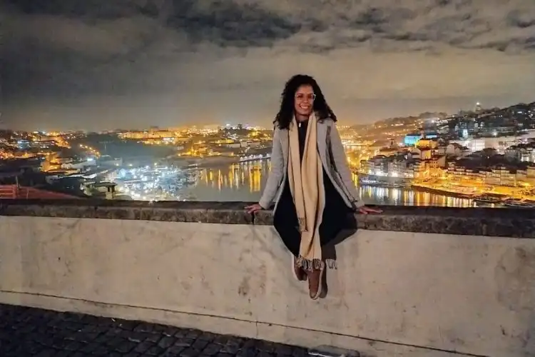 Kátia é uma brasileira que se mudou para Portugal para estudar.