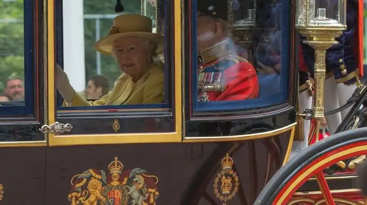 Rainha Elizabeth II desfila no carro Real.