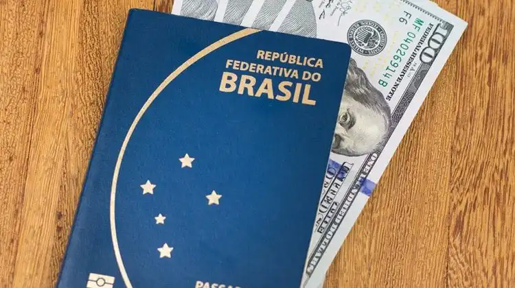 Passaporte com dinheiro para sair do Brasil.