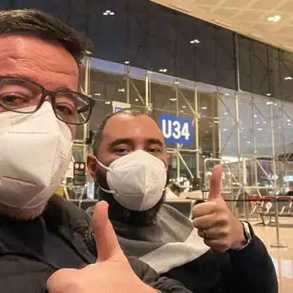Maurício e Luís no aeroporto em Portugal