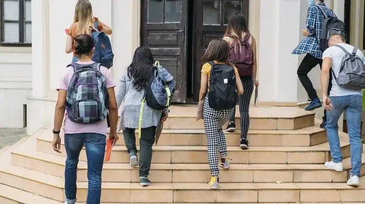 Jovens em direção a uma das melhores escolas secundárias em Lisboa
