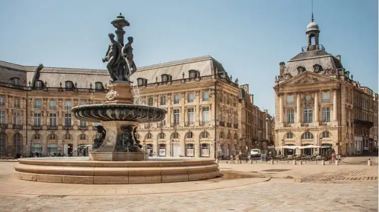 Praça no centro histórico de Bordeaux