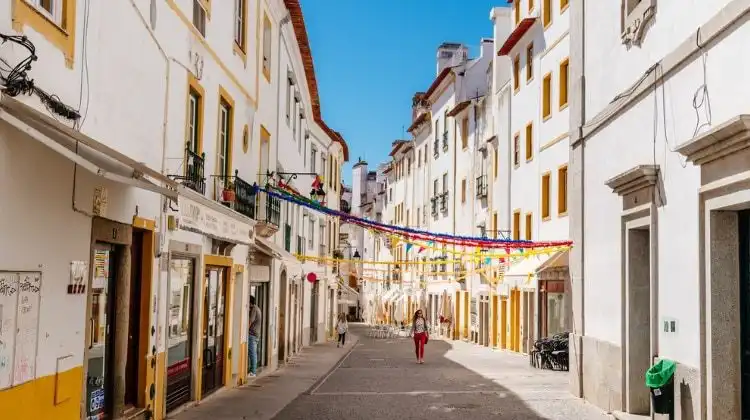 Rua no centro de Évora, em Portugal