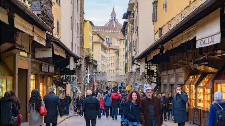 Turistas e moradores passeando em Florença.