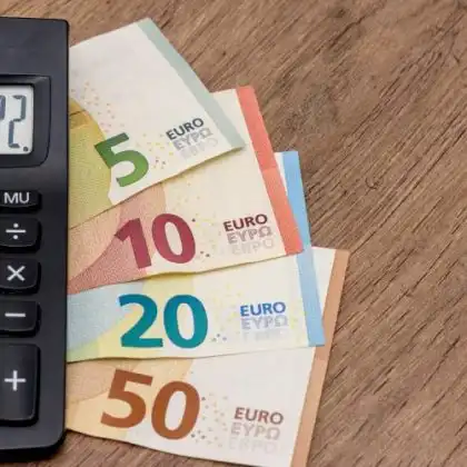 Notas de euro embaixo de uma calculadora.