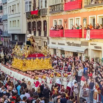 Pessoas participando da procissão na Semana Santa em Málaga