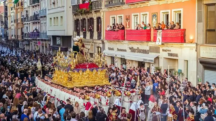 Pessoas participando da procissão na Semana Santa em Málaga