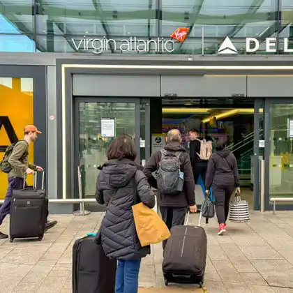Passageiros chegando em aeroporto na Inglaterra