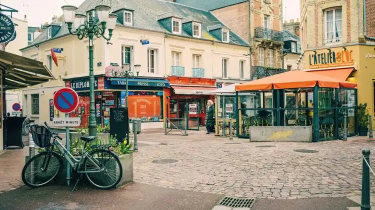 Vista de uma esquina em pequena cidade da França