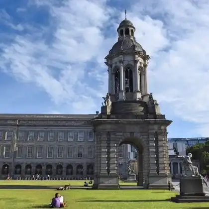 Campus da Trinity College em dia ensolarado em Dublin