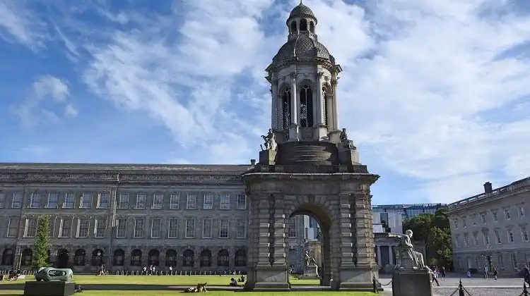 Campus da Trinity College em dia ensolarado em Dublin