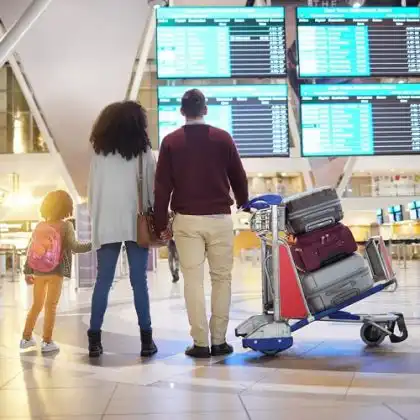 Familia viajando para morar no exterior