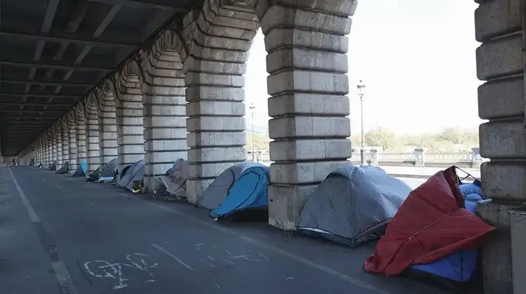 Prefeitura faz a retirada de migrantes de Paris