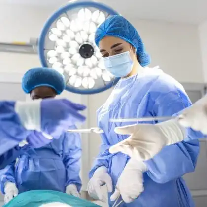 Equipe médica realizando procedimento cirúrgico