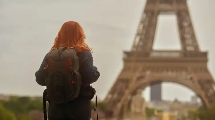 Mulher viajando com seguro viagem Paris