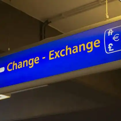 Placa indicando troca de dinheiro no aeroporto