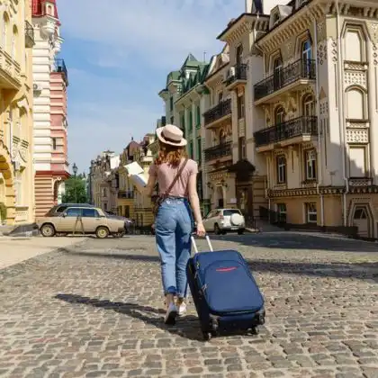 Turista caminhando por uma rua na Europa