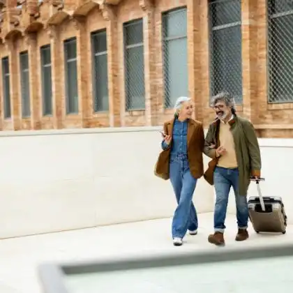 Casal de aposentados andando na Espanha