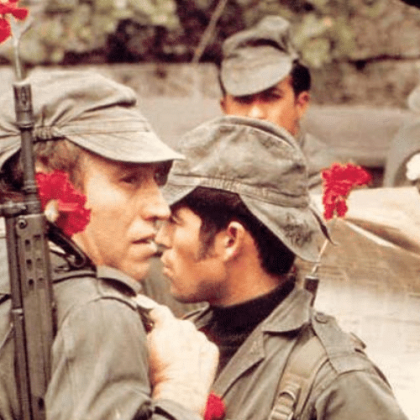 Militares com cravos vermelhos nos canos das armas